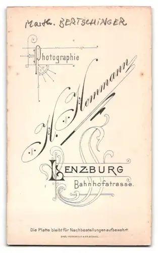 Fotografie H. Hemmann, Lenzburg, Bahnhofstrasse, grinsende alte Frau mit Haube