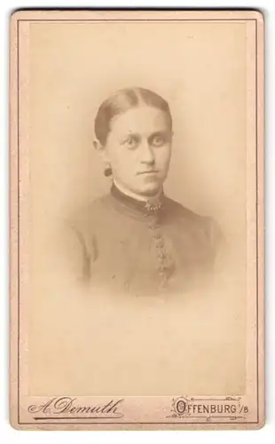 Fotografie A. Demuth, Offenburg, junge bürgerliche Dame mit geweiteten Augen