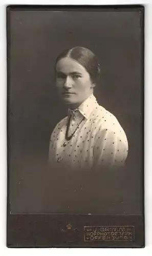 Fotografie J. Grimm, Offenburg, elegante Dame in gepunkteter Bluse