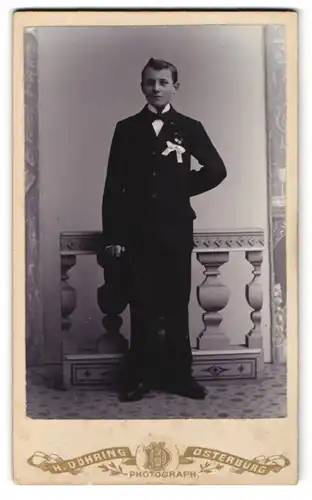 Fotografie H. Döhring, Osterburg, eleganter junger Mann mit Schleife im Knopfloch