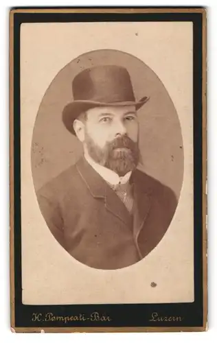 Fotografie H. Tompeati-Bär, Luzern, Hirschmatte 488, edler Mann mit Melone