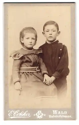 Fotografie E Oetiker, Wald, Bahnhofstrasse, zwei Kinder in vertrauter Pose