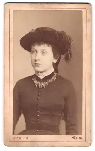 Fotografie H. Wirth, Zürich, Centralhof 16, junge edle Dame mit Federhut und schwarzem Kleid