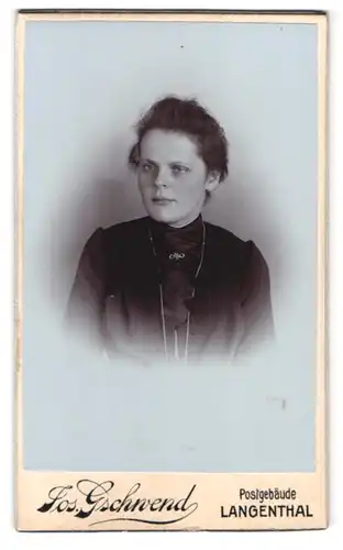 Fotografie Jos. Gschwend, Langenthal, junge gutaussehende Dame im schwarzem Kleid