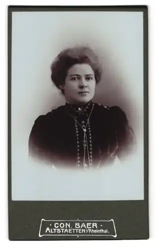 Fotografie Con. Baer, Altstätten i. Rheinthal, gutaussehende Dame mit Puffärmelkleid