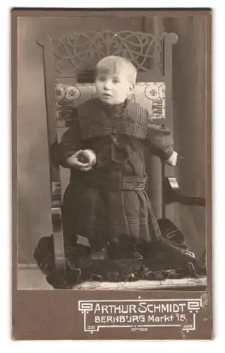 Fotografie Arthur Schmidt, Bernburg, Markt 15, Kleinkind steht auf einen Stuhl mit Ball in der Hand