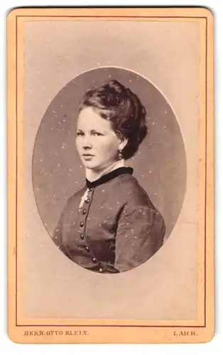 Fotografie Herm. Otto Klein, Lahr, Kaiserstrasse No. 69, junge gutaussehende Dame mit Hochsteckfrisur