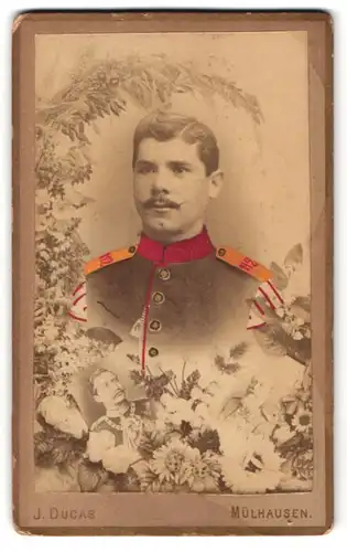 Fotografie J. Ducas, Mühlhausen, Illzacherstr. 67, Portrait Musiker Soldat in Uniform Rgt. 1112 mit Schwalbennest