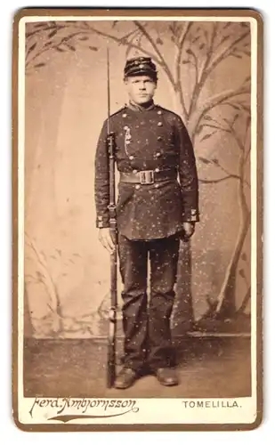 Fotografie Ferd. Ambjörnsson, Tomelilla, Portrait schwedischer Soldat in Uniform mit aufgepflanztem Bajonett