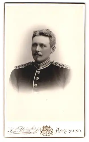 Fotografie Joh. Strömberg, Askersund, Portrait hochrangiger Soldat in Garde Uniform