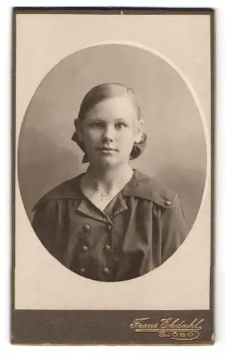 Fotografie Frans Ekdahl, Sjöbo, Rikstel 5, Portrait hübsche junge schwedin im Mantel mit Halskette