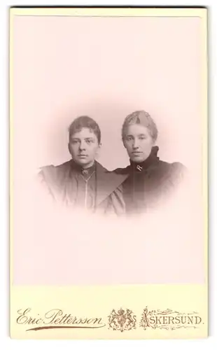 Fotografie Eric Pettersson, Askersund, Portrait zwei schwedinnen in Kleidern mit Broschen