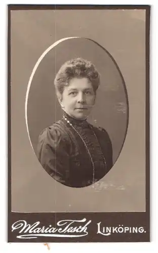 Fotografie Maria Tesch, Linköping, Nygatan 46, Portrait Frau im Biedermeierkleid mit Locken
