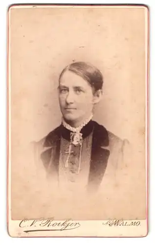 Fotografie C. V. Roikjer, Malmö, Portrait junge Frau im feinen Kleid mit Brosche und gerafftem Kragen