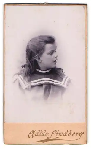 Fotografie Adele Lindberg, Tomelilla, Portrait kleines Mädchen im Marineanzug mit Zopf