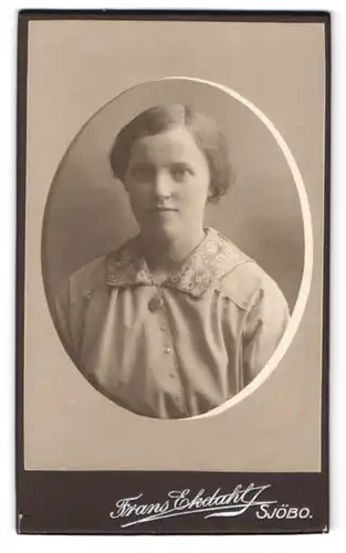 Fotografie Frans Ekdahl, Sjöbo, Portrait junge Frau im zeitgenössischen Kleid mit Halskette