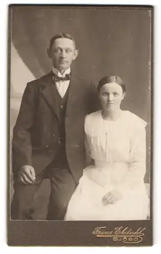 Fotografie Frans Ekdahl, Sjöbo, Rikstel 5, Portrait junges Paar im Anzug mit Fliege und weissem Kleid