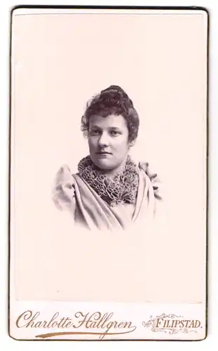 Fotografie Charlotte Hallgren, Filipstad, Kyrkogatan 6, Portrait junge Frau im Kleid mit gerafftem Kragen