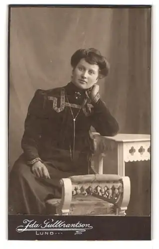 Fotografie Ida Gullbrantson, Lund, Stortorget 4, Portrait junge Frau im bestickten Kleid mit Brosche und Halskette
