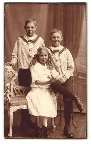 Fotografie Ida Gullbrantson, Lund, Stortorget 4, Portrait Brüder und Schwester im Marineanzug u. Kleid mit Locken Zöpfen