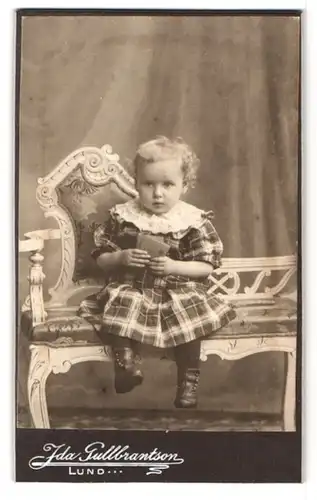 Fotografie Ida Gullbrantson, Lund, Stortorget 4, Portrait Kleinkind im karierten Kleid mit Rüschenkragen und Locken