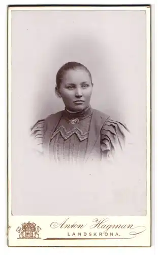 Fotografie Anton Hagman, Landskrona, Prestgatan 5, Portrait junge schwedin im Kleid mit Puffärmel und Brosche