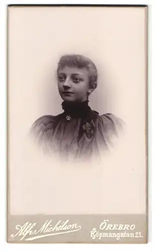 Fotografie Alfr. Michelson, Örebro, Köpmangatan 21, Portrait junges Mädchen im feinen Kleid mit Locken und Brosche