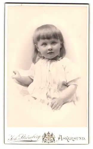 Fotografie Joh. Strömberg, Askersund, Portrait Mädchen Anna-Lisa Lilliehöök im weissen Kleid mit langen Haaren