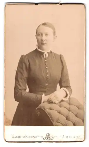 Fotografie Mauritz Edlund, Arboga, Hamngatan, Portrait Dame im Biedermeierkleid mit Rüschenkragen