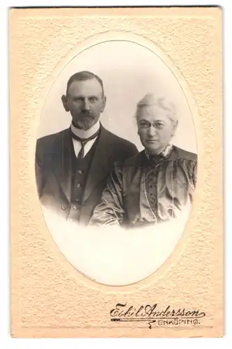Fotografie Eskil Andersson, Enköping, bürgerlicher Mann und Frau nebeinander sitzend