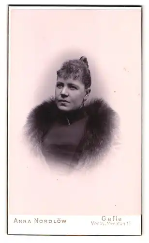 Fotografie Anna Nordlöw, Gefle, Vestra Nyngatan 15, elegante Dame mit breitem Pelzkragen