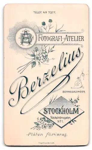 Fotografie Berzelius, Stockholm, Näckströmsgatan 1, vornehme Dame in Pelzmantel