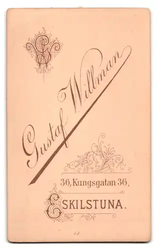 Fotografie Gust. Willman, Eskilstuna, 36 Kungsgatan, eleganter Bürgerlicher in langem Mantel