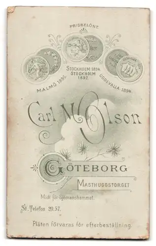 Fotografie Carl M. Olson, Göteborg, Masthuggstorget, niedliches Kleinkind in weissem Kleid auf Stuhl stehend