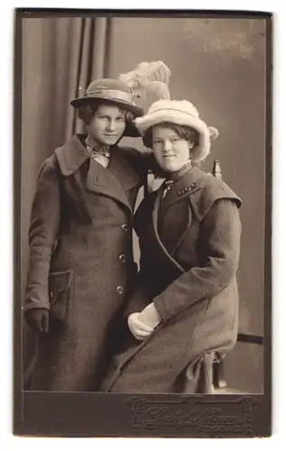 Fotografie Gustaf Nilsson, Boras, zwei schicke Damen in Winteroutfits posierend