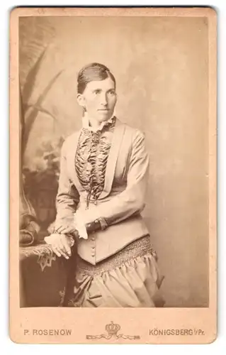 Fotografie P. Rosenow, Königsberg, Münzstrasse 15, bürgerliche Dame in elegant drapiertem Kleid