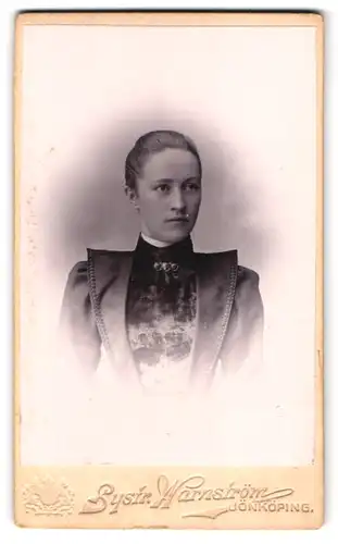 Fotografie Systr. Warnström, Jönköping, Banarpsgatan 32, hübsche und höchstelegante junge Dame