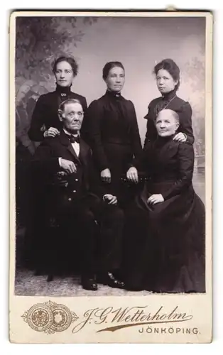 Fotografie J. G. Wetterholm, Jönköping, elegante fünfköpfige Familie gemeinsam posierend