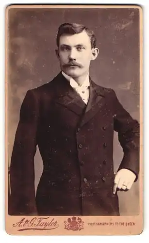 Fotografie A & G Taylor, London, 153 Regent Street, höchsteleganter Herr gekonnt posierend