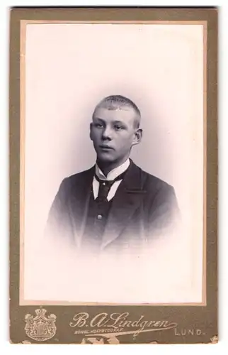 Fotografie B. A. Lindgren, Lund, Grönegatan 15, junger bürgerlicher Herr mit leicht geöffnetem Mund