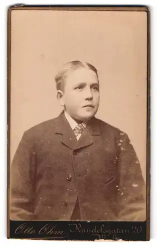 Fotografie Otto Ohm, Malmö, Rundelsgatan 20, runder bürgerlicher Junge mit verzweifeltem Blick