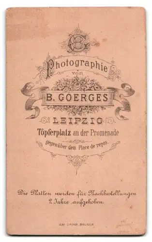 Fotografie B. Goerges, Leipzig, Töpferplatz, breite Bürgerliche mit verdriesslichem Blick