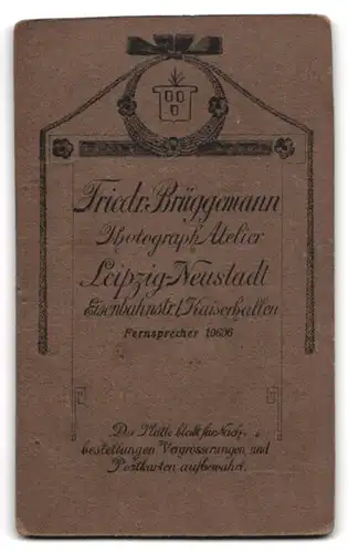 Fotografie Friedrich Brüggemann, Leipzig-Neustadt, Eisenbahnstrasse 1, niedliches Kleinkind an Zaun stehend