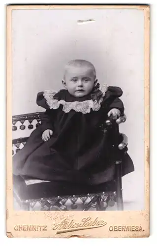 Fotografie Atelier Seeber, Chemnitz, Theaterstrasse 22, niedliches Baby in übergrossem Kleid