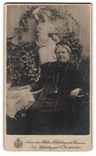 Fotografie Alexander Möhlen, Hannover, eindrucksvolle alte Dame vor Marmorstatue und Efeuranken