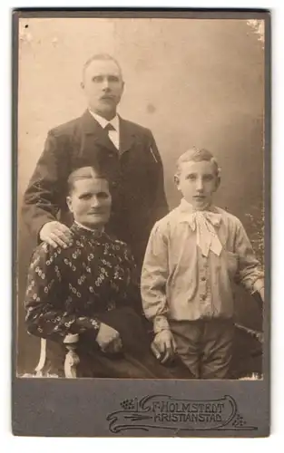 Fotografie F. Holmstedt, Kristianstad, Östra Storgatan 91, nette bürgerliche Familie gemeinsam posierend