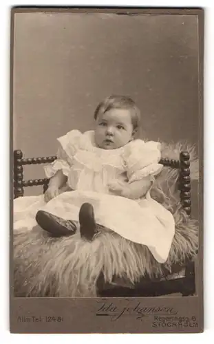 Fotografie Ida Johansen, Stockholm, Regeringsg. 6, süsses Kleinkind in aufgebauschtem Kleid