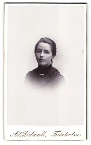Fotografie Ad. Lidwall, Tidaholm, Portrait junge Dame in hübscher Kleidung