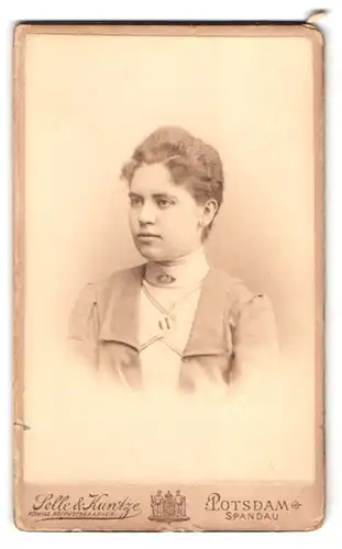 Fotografie Selle & Kuntze, Potsdam, Schwertfeger-Strasse 14, Portrait junge Dame in modischer Kleidung