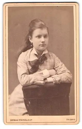Fotografie Herman Stafhell & Co., Örebro, Portrait junge Dame im karierten Kleid